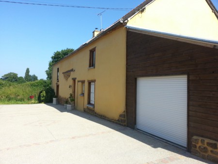 Façade enduit taloché  et réalisation d'un béton lavé au sol bardage bois porte de garage à enroulement